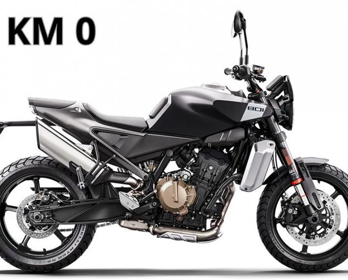 PHOBIKE90RESvartpilen-801-MY25-90-rightSALLAEPIV1png.jpg
